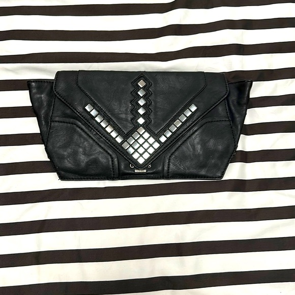 Black Guess Clutch with v bottom - Picture 1 of 4